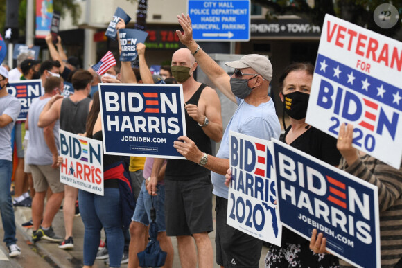Les habitants de Fort Lauderdale descendent dans la rue pour fêter l'élection de Joe Biden à la présidence des Etats-Unis le 7 novembre 2020.