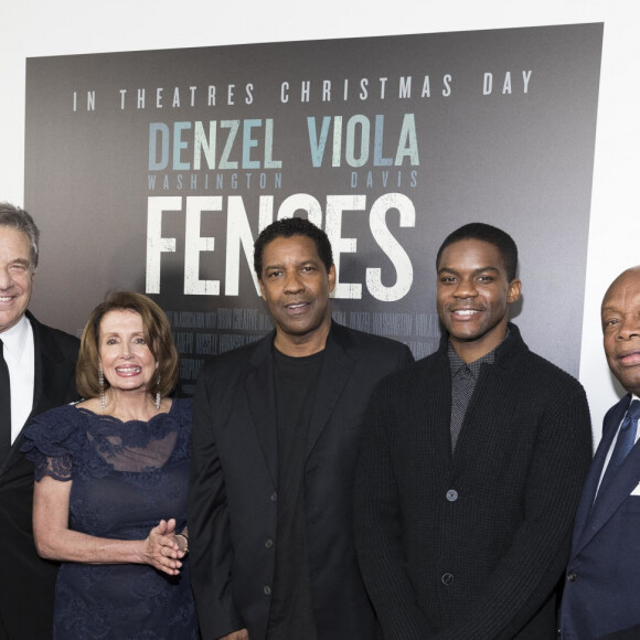 Steven McKinley Henderson, Paul Pelosi, Nancy Pelosi, Denzel Washington, Jovan Adepo, Willie Brown et Mykelti Williamson à la première de 'Fences' à San Francisco, le 15 décembre 2016. © CPA/Bestimage