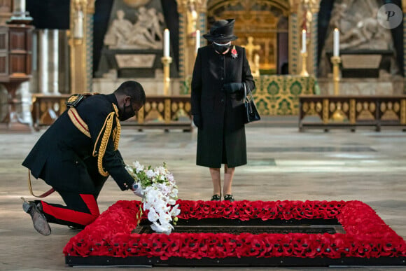 La reine Elisabeth II d'Angleterre rend hommage au soldat inconnu à l'abbaye de Westminster à Londres le 7 novembre 2020.