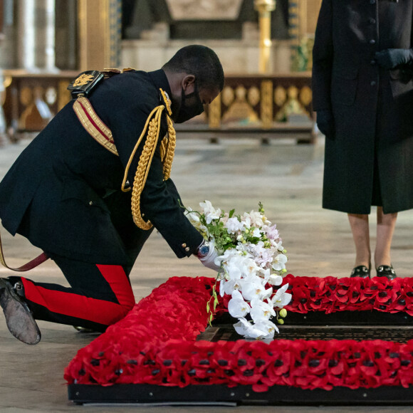 La reine Elisabeth II d'Angleterre rend hommage au soldat inconnu à l'abbaye de Westminster à Londres le 7 novembre 2020.