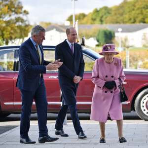 La reine Elisabeth II d'Angleterre et le prince William, duc de Cambridge, visitent le laboratoire des sciences et de la technologie de la défense (DSTL) à Porton Down, le 15 octobre 2020.