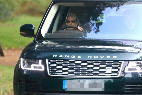 Exclusif - La reine Elisabeth II d'Angleterre conduit elle-même son Range Rover sur les routes publiques autour de Sandringham, Norfolk, le mercredi 30 septembre 2020.