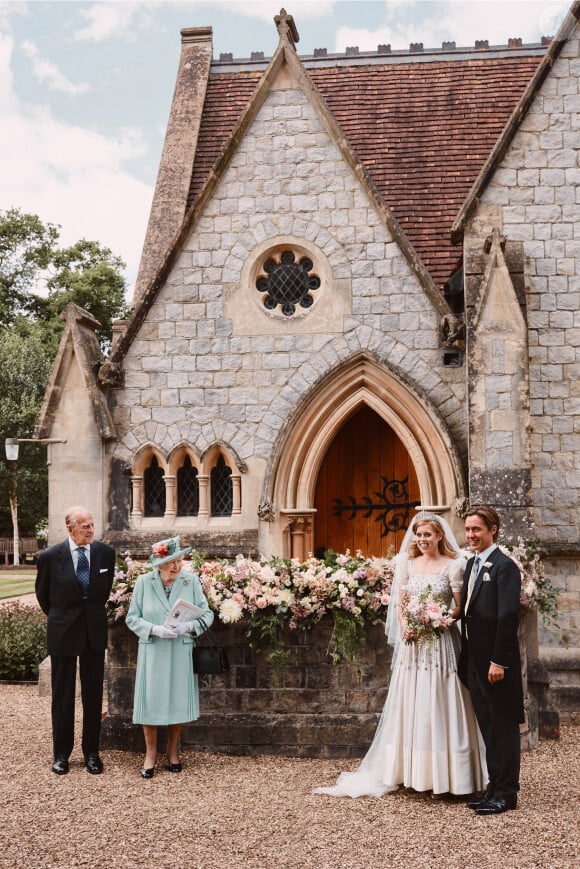 La reine Élisabeth II, Le prince Philip, duc d'Edimbourg, La princesse Beatrice d'York, Edoardo Mapelli Mozzi posent devant The Royal Chapel of All Saints at Royal Lodge après leur mariage, Windsor, le 17 juillet 2020.