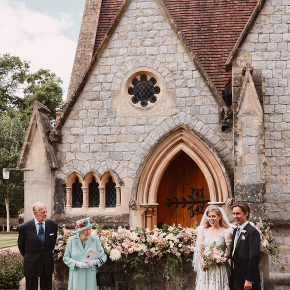 La reine Élisabeth II, Le prince Philip, duc d'Edimbourg, La princesse Beatrice d'York, Edoardo Mapelli Mozzi posent devant The Royal Chapel of All Saints at Royal Lodge après leur mariage, Windsor, le 17 juillet 2020.