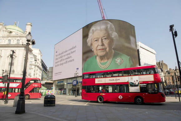 "Des jours meilleurs reviendront" est en substance le message d'espoir de la reine Elizabeth II, extrait de son dernier discours, s'affichant sur le panneau géant de Piccadilly Circus. Cette célèbre place est désertée pendant le confinement à Londres. Le 9 avril 2020.
