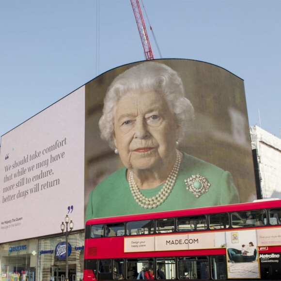 "Des jours meilleurs reviendront" est en substance le message d'espoir de la reine Elizabeth II, extrait de son dernier discours, s'affichant sur le panneau géant de Piccadilly Circus. Cette célèbre place est désertée pendant le confinement à Londres. Le 9 avril 2020.