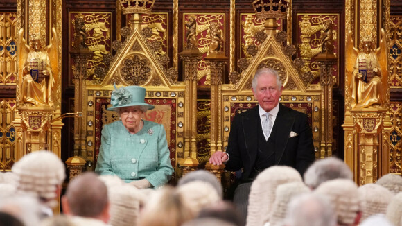 Elizabeth II prête à abdiquer en faveur de Charles ? Le palais répond aux rumeurs