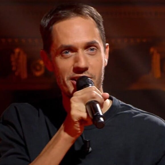 Grand Corps Malade en duo avec Quentin Mosimann dans l'émission "On est presque en direct" sur France 2. Le 14 novembre 2020.