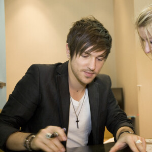 Exclusif - Quenton Mosimann en séance de dédicaces exceptionnelle lors du lancement de sa famme de bijoux et T-Shirt "Change your mind" à la boutique Clio Blue, Place des Victoires.