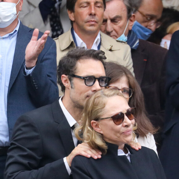 Nicolas Bedos, Joëlle Bercot (femme de Guy Bedos) - Sorties - Hommage à Guy Bedos en l'église de Saint-Germain-des-Prés à Paris le 4 juin 2020.