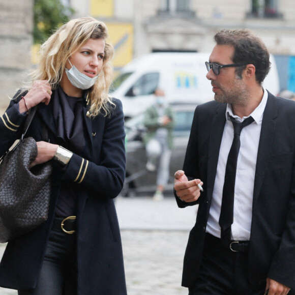 Exclusif - Nicolas Bedos arrive à trottinette et rejoint sa compagne Pauline Desmonts pour l'hommage à Jean-Loup Dabadie en l'église Saint-Germain-des-Prés à Paris le 23 septembre 2020. C'est la première apparition officielle du couple.