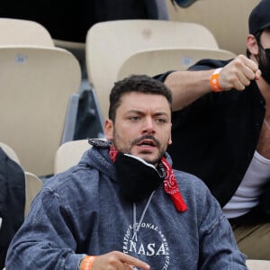 Kev Adams est venu encourager son ami S.Wawrinka qui jouait face à H.Gaston lors du tournoi de tennis des Internationaux de Roland Garros à Paris. Le 2 octobre 2020 © Dominique Jacovides / Bestimage
