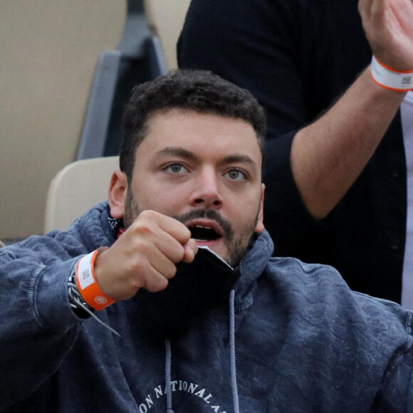 Kev Adams est venu encourager son ami S.Wawrinka qui jouait face à H.Gaston lors du tournoi de tennis des Internationaux de Roland Garros à Paris. Le 2 octobre 2020 © Dominique Jacovides / Bestimage