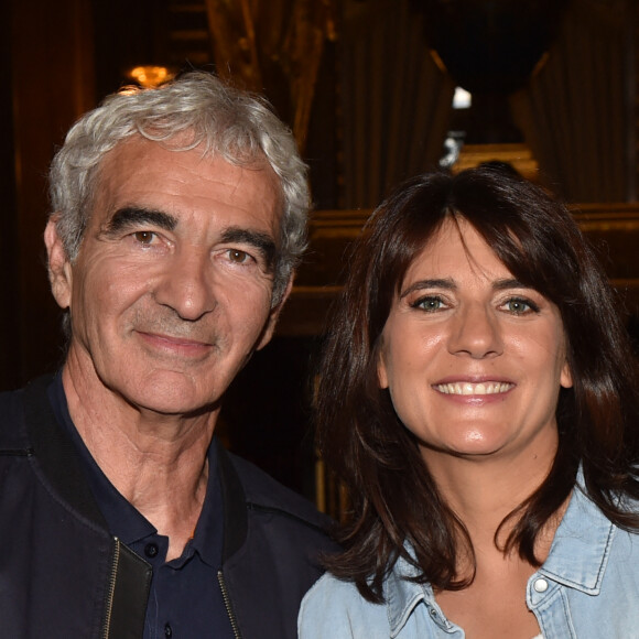 Estelle Denis et son compagnon Raymond Domenech - Les célébrités à la première de l'escape game grandeur nature "Inside Opéra" au Palais Garnier à Paris, France, le 4 juin 2018. Le Palais Garnier accueille pour la première fois un concept inédit jamais proposé au public. INSIDE OPERA, un jeu grandeur nature entre escape game et parcours immersif sur les traces du Fantôme de l'Opéra. Le but du jeu ? Tenter de résoudre la malédiction du Fantôme de l'Opéra et le libérer à jamais en déchiffrant une série d'énigmes au sein du Palais Garnier avec la participation des différents comédiens en costume d'époque qui animent ce jeu. © Veeren/Bestimage