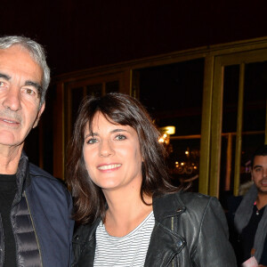 Exclusif - Raymond Domenech et sa compagne Estelle Denis - People en backstage du One-man-show de Ary Abittan sur la scène du Casino de Paris avec son spectacle "My story" à Paris le 3 novembre 2017. © Coadic Guirec/Bestimage
