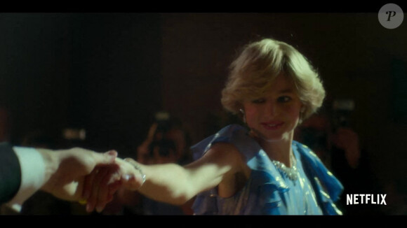Nouvel extrait de la série The Crown (Netflix), Emma Corrin interprète Lady Di. 