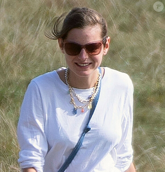 Exclusif - L'actrice britannique de 24 ans Emma Corrin, qui incarne la princesse Diana dans la série "The Crown", promène son chien avec une amie à Londres, le 23 septembre 2020. 