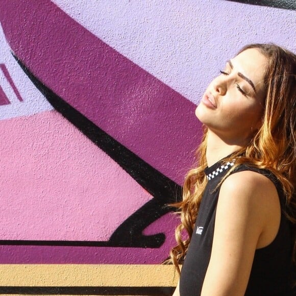 Exclusif - Nabilla Benattia et son compagnon T. Vergara s'embrassent et posent en couple contre des murs tagués pour un photoshoot à Miami, le 13 mars 2018