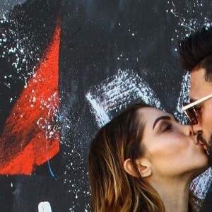 Exclusif - Nabilla Benattia et son compagnon Thomas Vergara s'embrassent et posent en couple contre des murs tagués pour un photoshoot à Miami, le 13 mars 2018