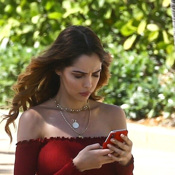 Nabilla Benattia et son compagnon T. Vergara se baladent en amoureux le long de la plage à Miami, le 13 mars 2018