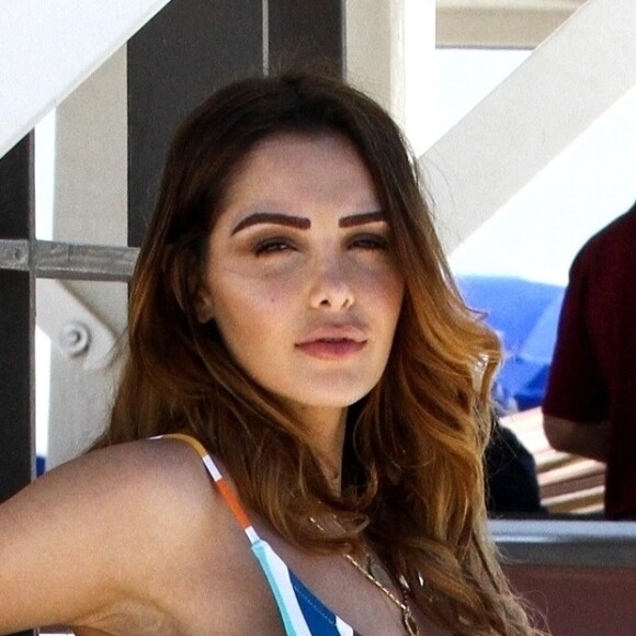 Exclusif - Nabilla Benattia en pleine séance photo sexy sur une plage à Miami. Le visage de Nabilla semble avoir changé...