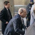 Le producteur Harvey Weinstein arrive à la Cour suprême de l'État de New York pour son procès pour agression sexuelle à New York City, New York, États-Unis, le 24 février 2020. Le producteur de cinéma Harvey Weinstein a été jugé coupable d'agression sexuelle et de viol, mais pas d'agression sexuelle en série, une peine passible de vingt-cinq ans de prison au maximum. Il a toutefois été disculpé de la circonstance aggravante de comportement "prédateur sexuel", qui aurait pu lui valoir la prison à vie. L'homme de 67 ans, qui se déplaçait à l'aide d'un déambulateur au cours du procès, s'est plaint de douleurs à la poitrine et d'hypertension et a été transporté à l'hôpital Bellevue de Manhattan. Il connaîtra sa peine le 11 mars.