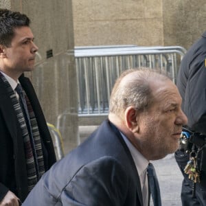 Le producteur Harvey Weinstein arrive à la Cour suprême de l'État de New York pour son procès pour agression sexuelle à New York City, New York, États-Unis, le 24 février 2020. Le producteur de cinéma Harvey Weinstein a été jugé coupable d'agression sexuelle et de viol, mais pas d'agression sexuelle en série, une peine passible de vingt-cinq ans de prison au maximum. Il a toutefois été disculpé de la circonstance aggravante de comportement "prédateur sexuel", qui aurait pu lui valoir la prison à vie. L'homme de 67 ans, qui se déplaçait à l'aide d'un déambulateur au cours du procès, s'est plaint de douleurs à la poitrine et d'hypertension et a été transporté à l'hôpital Bellevue de Manhattan. Il connaîtra sa peine le 11 mars.