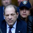 Info - Harvey Weinstein testé positif au coronavirus (COVID-19) en prison - Harvey Weinstein, en déambulateur, à la sortie du tribunal à New York, auprès de son avocate D. Rotunno (veste en cuir noir). 80 femmes ont déposé une plainte contre le magnat du cinéma pour agressions sexuelles. Le 19 février 2020.