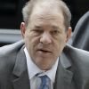 Harvey Weinstein arrive en déambulateur au tribunal de New York.