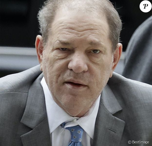 Harvey Weinstein arrive en déambulateur au tribunal de New York.