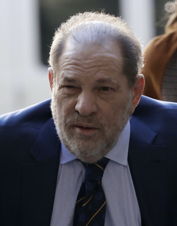 Harvey Weinstein arrive au tribunal à l'aide d'un déambulateur pour son procès devant la cour Suprême de New York, le 14 février 2020.
