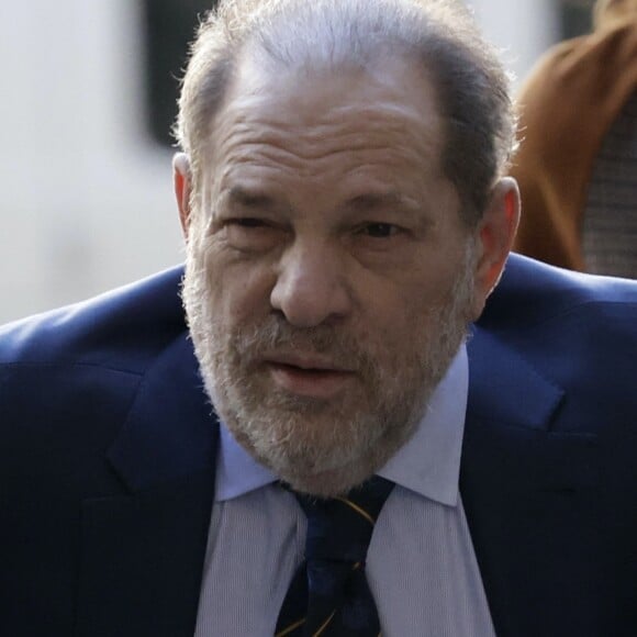 Harvey Weinstein arrive au tribunal à l'aide d'un déambulateur pour son procès devant la cour Suprême de New York, le 14 février 2020.