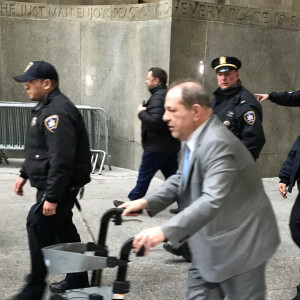 Harvey Weinstein marche à l'aide d'un déambulateur à la sortie du tribunal à New York, le 18 février 2020