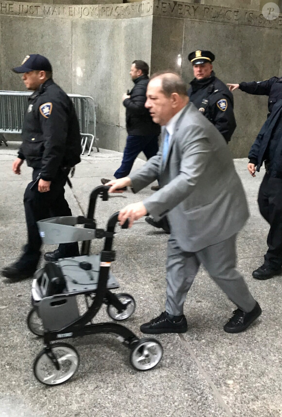 Harvey Weinstein marche à l'aide d'un déambulateur à la sortie du tribunal à New York, le 18 février 2020