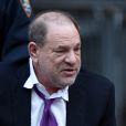 Harvey Weinstein lâche son déambulateur pour s'accrocher à la rampe de l'escalier à la sortie du tribunal à New York. 80 femmes ont déposé une plainte contre le magnat du cinéma pour agressions sexuelles. Le 4 février 2020.