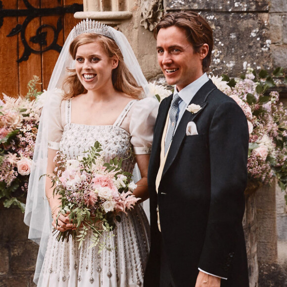 La reine Élisabeth II, Le prince Philip, duc d'Edimbourg, La princesse Beatrice d'York, Edoardo Mapelli Mozzi posent devant The Royal Chapel of All Saints at Royal Lodge après leur mariage, Windsor, le 17 juillet 2020.