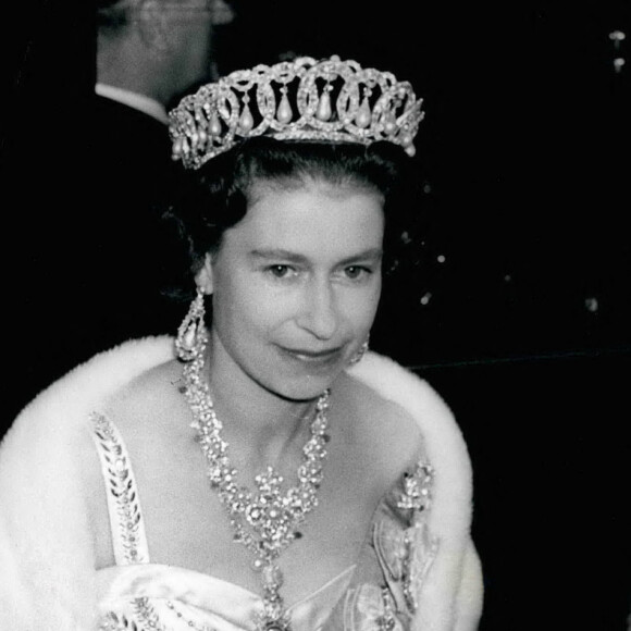 La reine Elisabeth II d'Angleterre lors d'un dîner à l'ambassade Thai à Londres. Le 7 juillet 1960