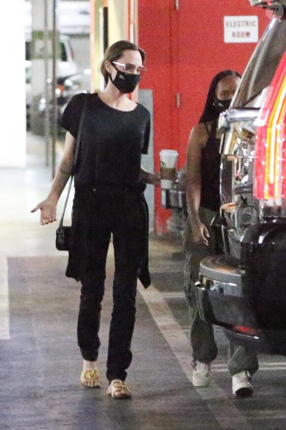 Exclusif - Angelina Jolie est allée faire des courses avec ses filles chez Target dans le quartier de West Hollywood à Los Angeles pendant l'épidémie de coronavirus (Covid-19). Le 19 septembre 2020.