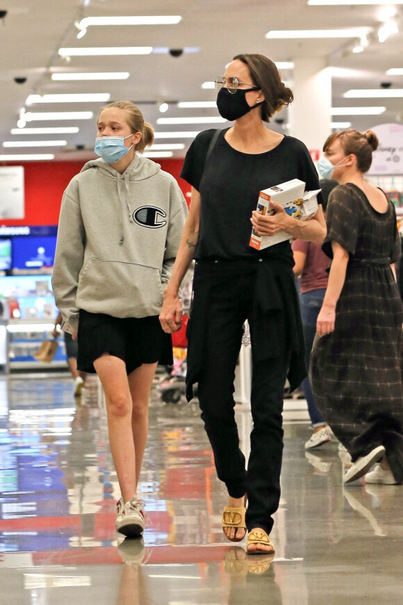 Shiloh Jolie-Pitt, Angelina Jolie - Angelina Jolie est allée faire des courses avec ses filles chez Target dans le quartier de West Hollywood à Los Angeles pendant l'épidémie de coronavirus (Covid-19). Le 19 septembre 2020.