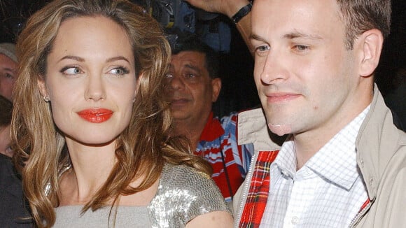 Angelina Jolie a signé de son sang la tenue de mariage de son premier époux