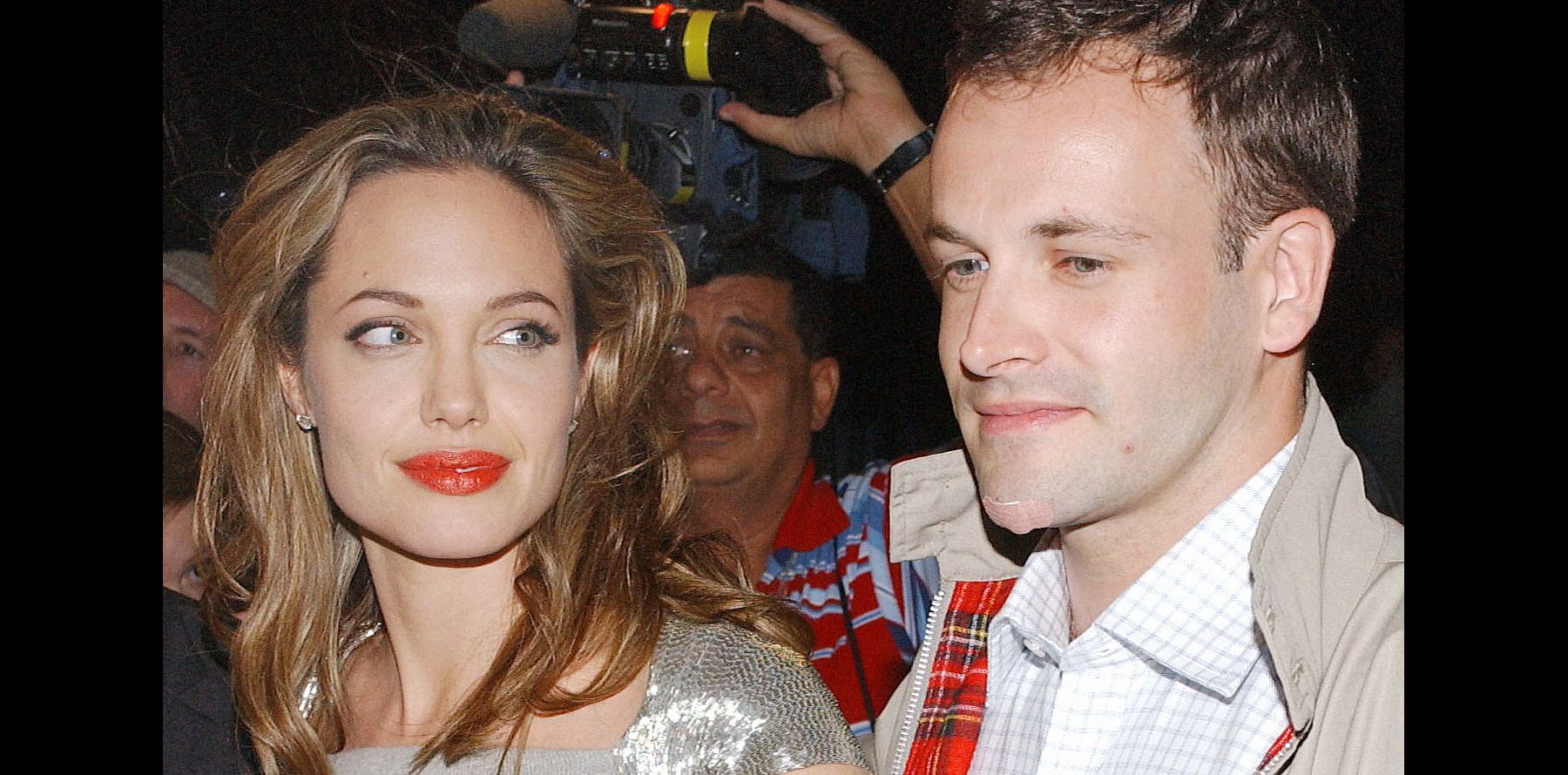 Angelina Jolie Et Son Nouveau Compagnon 2020 Angelina Jolie a signé de son sang la tenue de mariage de son premier époux  - Purepeople