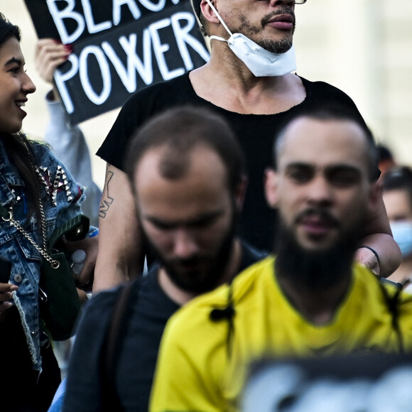 Joeystarr (Didier Morville) participe à la manifestation de soutien à Adama Traoré devant le tribunal de Paris le 2 juin 2020. Environ 20.000 personnes ont participé mardi 2 juin 2020 devant le tribunal de Paris à un rassemblement interdit, émaillé d'incidents, à l'appel du comité de soutien à la famille d'Adama Traoré, jeune homme noir de 24 ans mort en 2016 après son interpellation. © JB Autissier / Panoramic / Bestimage