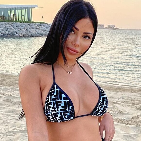 Maeva Ghennam en bikini à Dubaï, le 19 octobre 2020