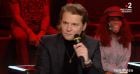 Bénabar invité de Nagui dans Taratata sur France 2 sort une antisèche pour une de ses chansons.