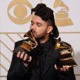 The Weeknd et ses deux Grammys aux 58e Grammy Awards.