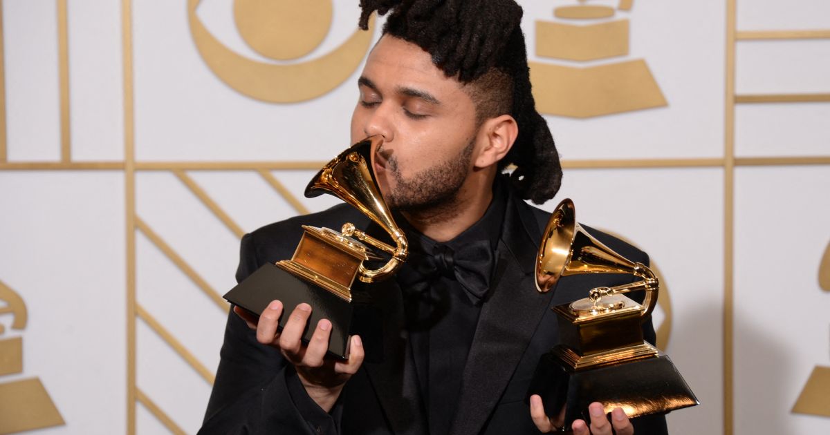 The Weeknd et ses deux Grammys aux 58e Grammy Awards. Purepeople