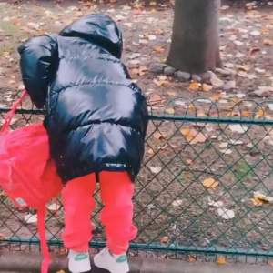 Amel Bent a emmené ses filles Sofia et Hana à l'école, oubliant que le mercredi 11 novembre 2020 était un jour férié.