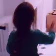 Amel Bent a filmé sa fille Sofia (4 ans) en train de danser. Le 24 novembre 2020.
