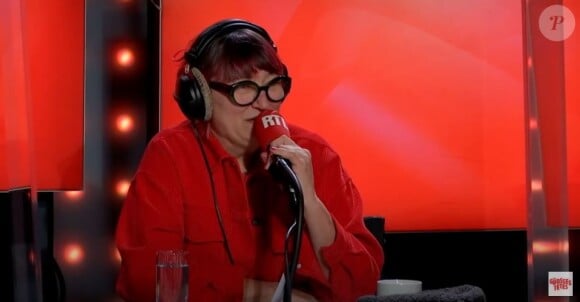 Christine Bravo, les cheveux rouges, dans Les Grosses Têtes sur RTL. Novembre 2020.