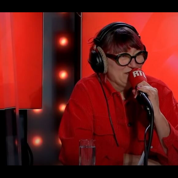 Christine Bravo, les cheveux rouges, dans Les Grosses Têtes sur RTL. Novembre 2020.